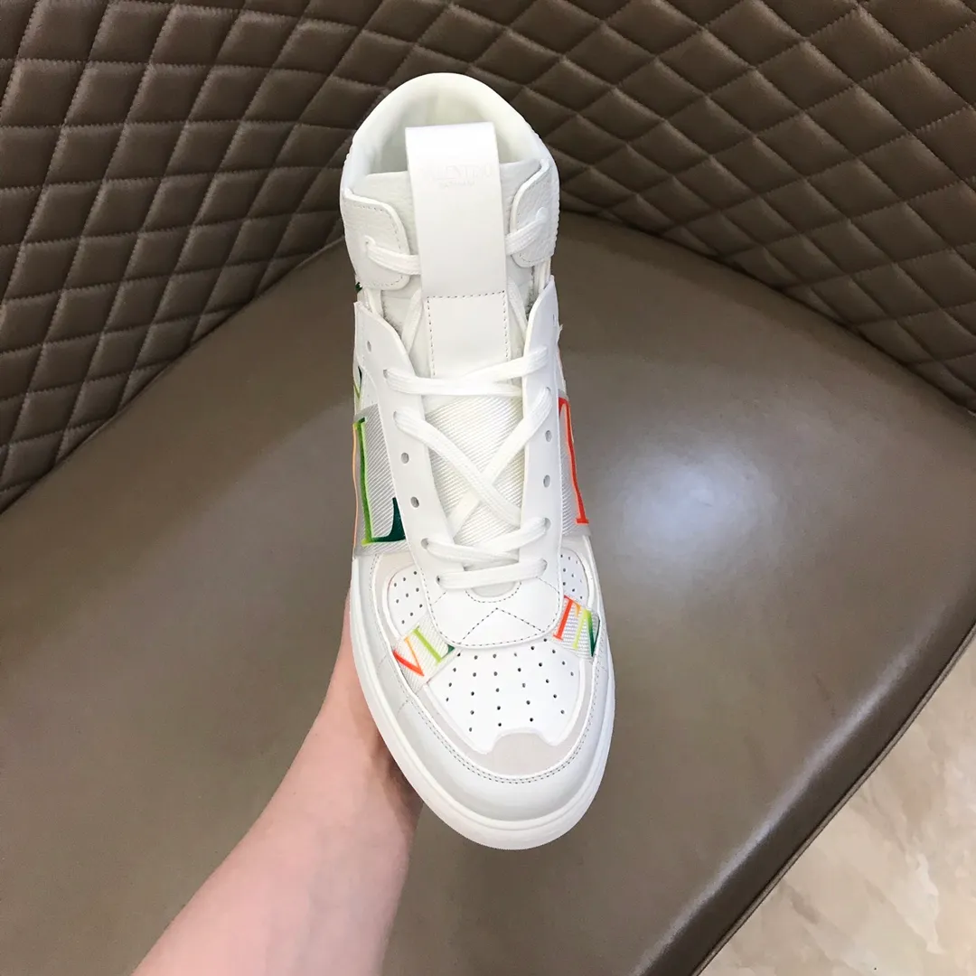 p480 "VALETINO**" new high-top 🆕 calfskin lace-up sneakers. No man should be able to refuse these shoes. The classic color scheme is so handsome! Purchase a high-precision replica of the original version to instantly sell off the market currency! 6 VLTN logo rubber effect straps - Valentino Garavani Logo printed on the back and tongue, all materials are customized to ensure quality! Size: 38-44